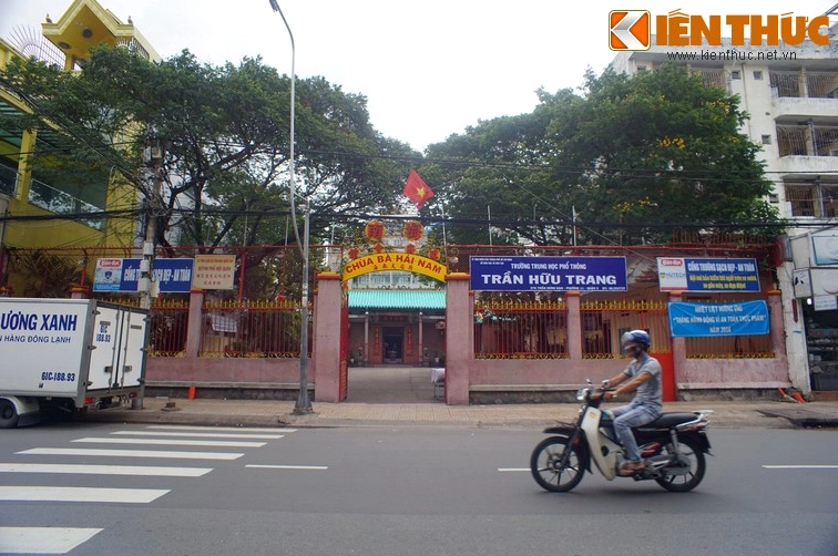 Toàn cảnh mặt tiền uy nghi trang nghiêm của Chùa Bà Hải Nam tại quận 5