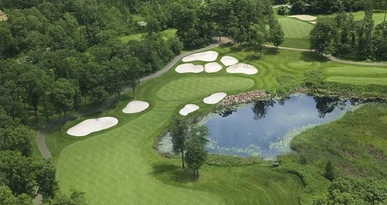 Toàn cảnh một sân golf 18 lỗ ngoài trời rộng lớn với nhiều chướng ngại vật