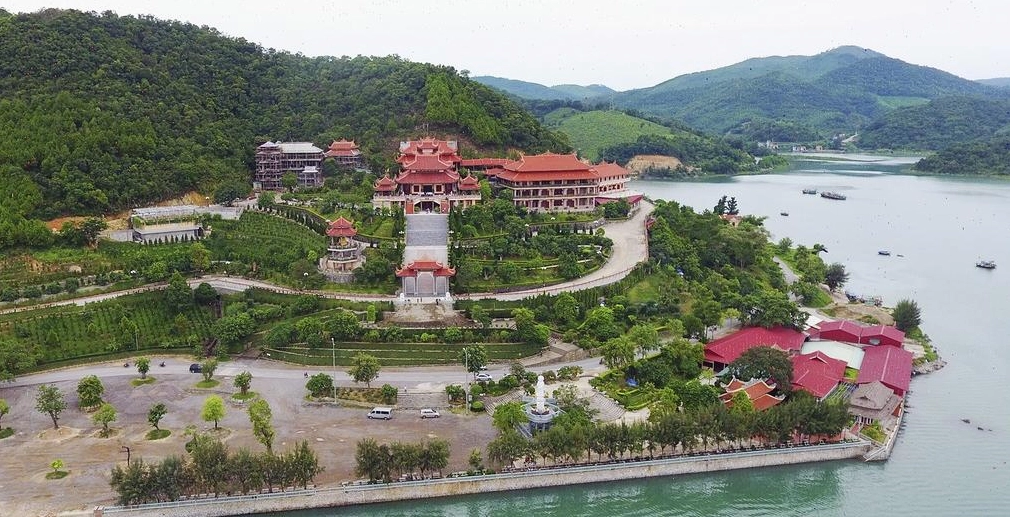 Toàn cảnh ngôi chùa Cái Bầu tuyệt đẹp tọa lạc bình yên bên bờ vịnh Bái Tử Long