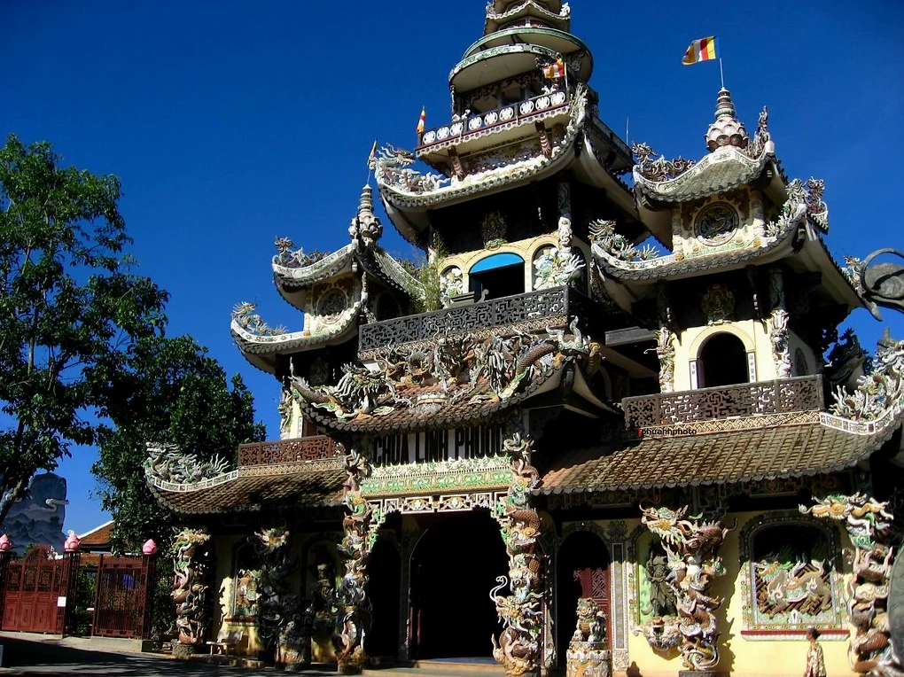 Toàn cảnh ngôi chùa Linh Phước uy nghi tráng lệ nhìn từ xa