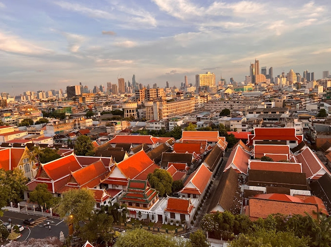 Toàn cảnh ngôi Chùa Núi Vàng Wat Saket uy nghi tráng lệ nhìn từ xa