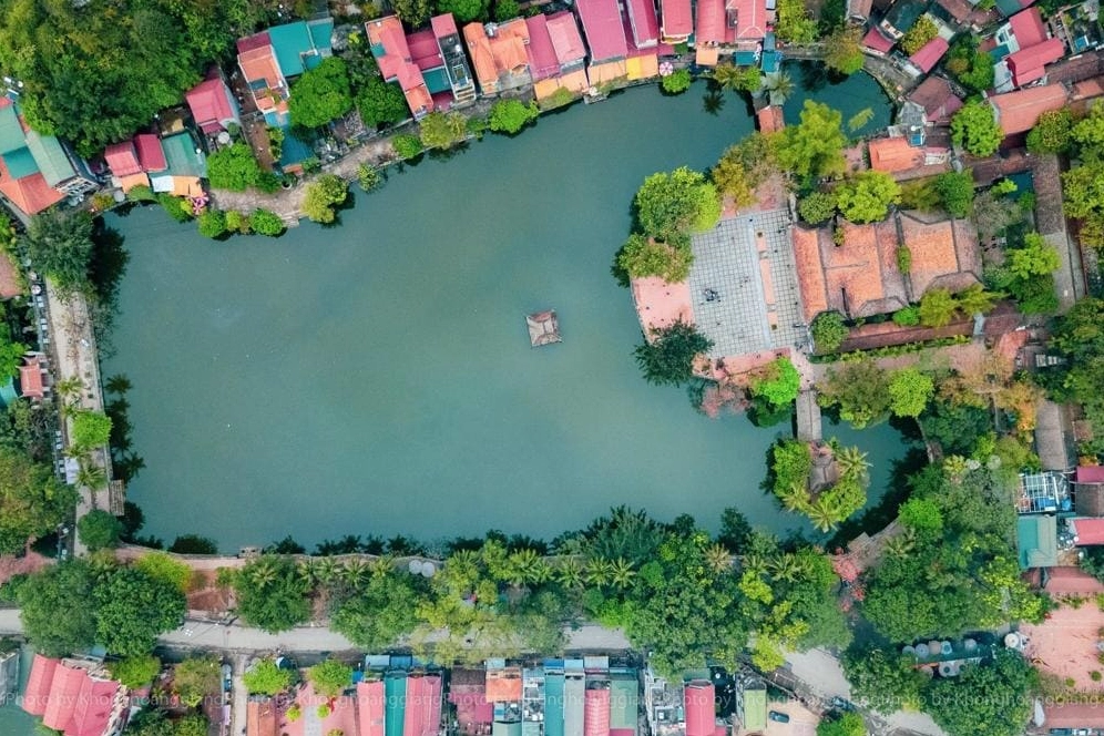 Toàn cảnh ngôi Chùa Thầy cổ kính nhìn từ trên cao bao quát cả vùng non nước hữu tình