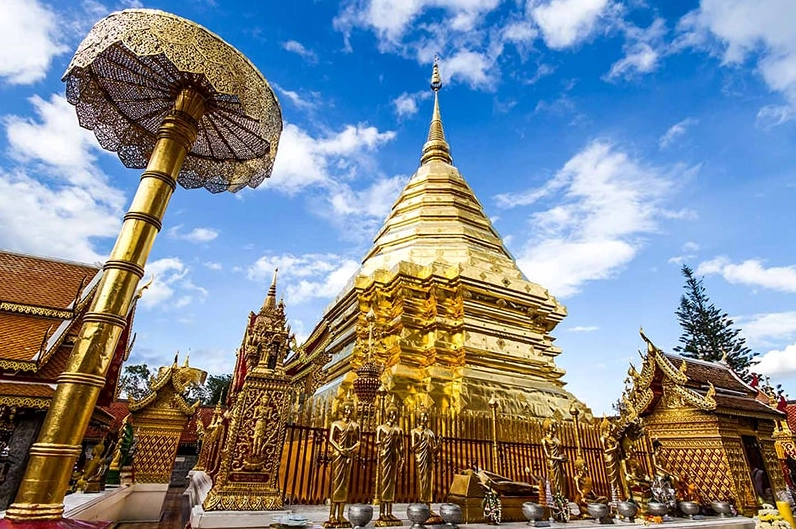Toàn cảnh ngôi chùa Wat Phra That Doi Suthep uy nghi trên đỉnh núi