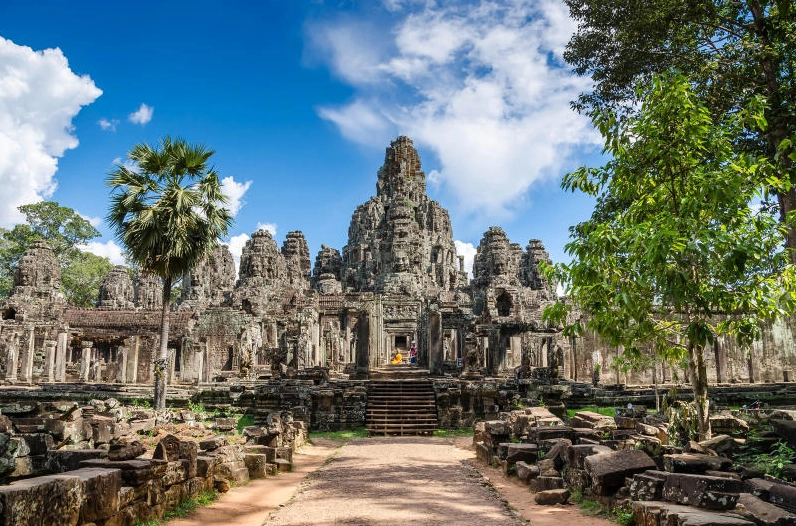 Toàn cảnh ngôi Đền Bayon uy nghi tráng lệ nhìn từ xa