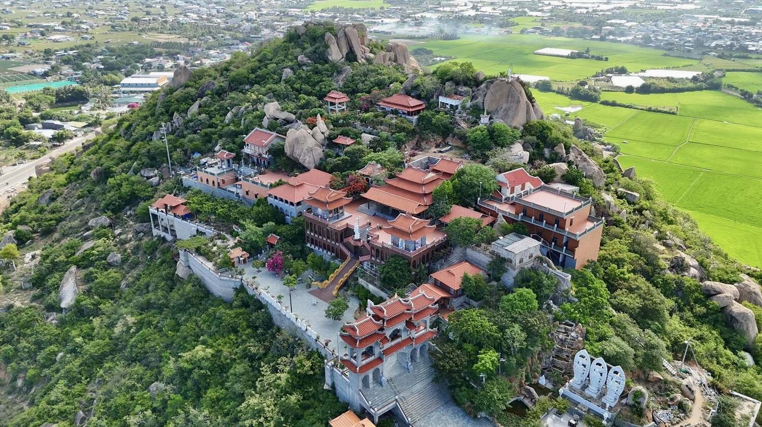 Toàn cảnh ngôi Trùng Sơn Cổ Tự uy nghi tráng lệ nhìn từ trên cao