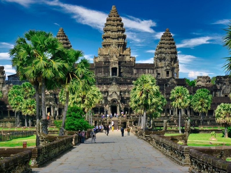 Toàn cảnh quần thể đền Angkor Wat uy nghi tráng lệ soi bóng xuống mặt hồ tĩnh lặng