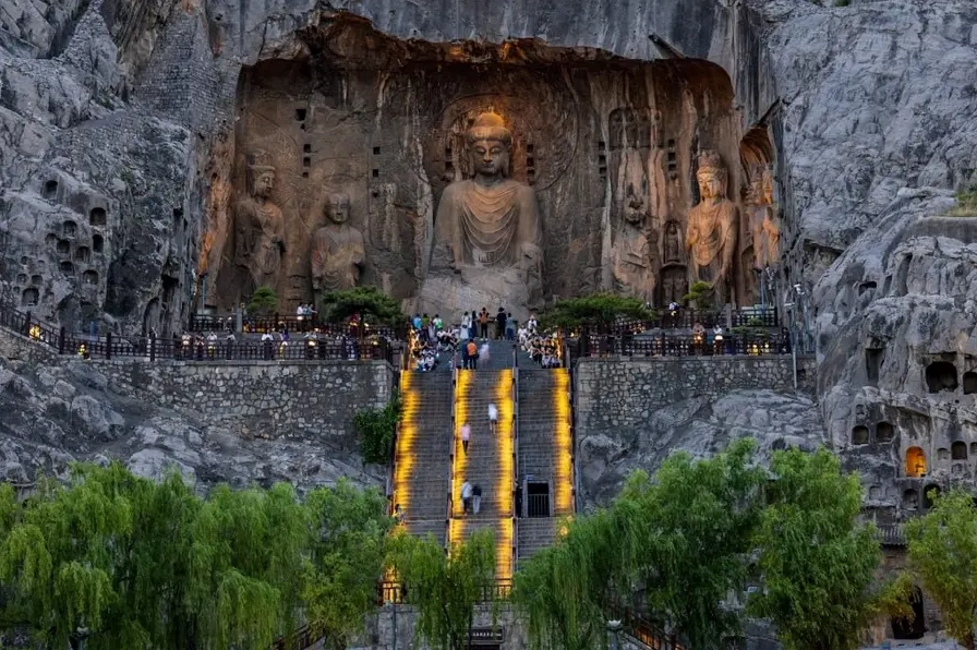 Toàn cảnh quần thể Hang đá Long Môn linh thiêng nằm bên bờ sông Y