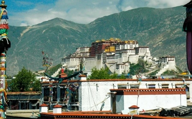 Toàn cảnh quần thể Tu viện Drepung Tây Tạng rộng lớn nhìn từ trên cao xuống