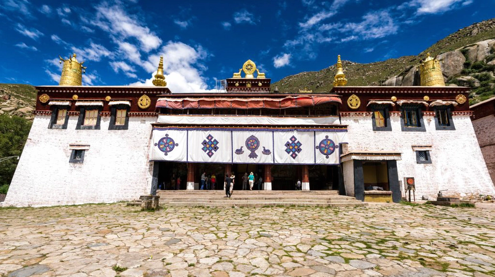 Toàn cảnh Tu viện Sera uy nghi tọa lạc dưới chân núi