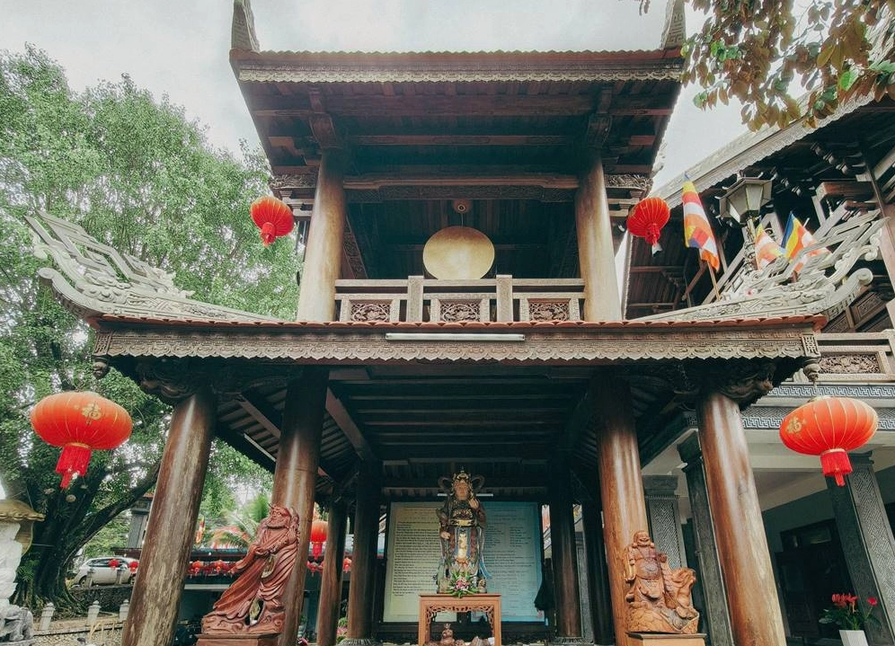 Tôn tượng Đức Phật Thích Ca Mâu Ni hiền hòa uy nghi bên trong không gian chánh điện