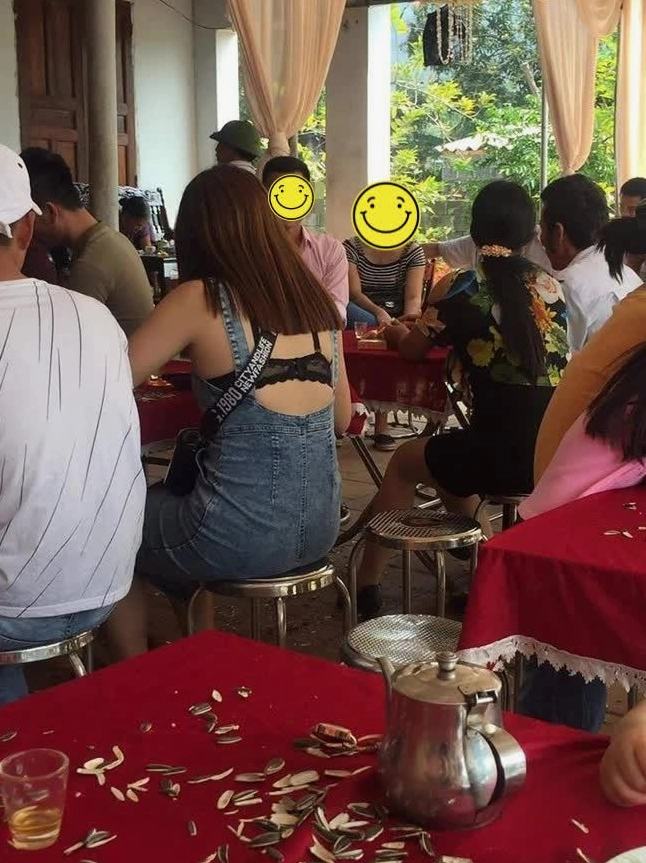 Trang phục hở bạo của khách mời nữ tại một tiệc cưới ngoài trời