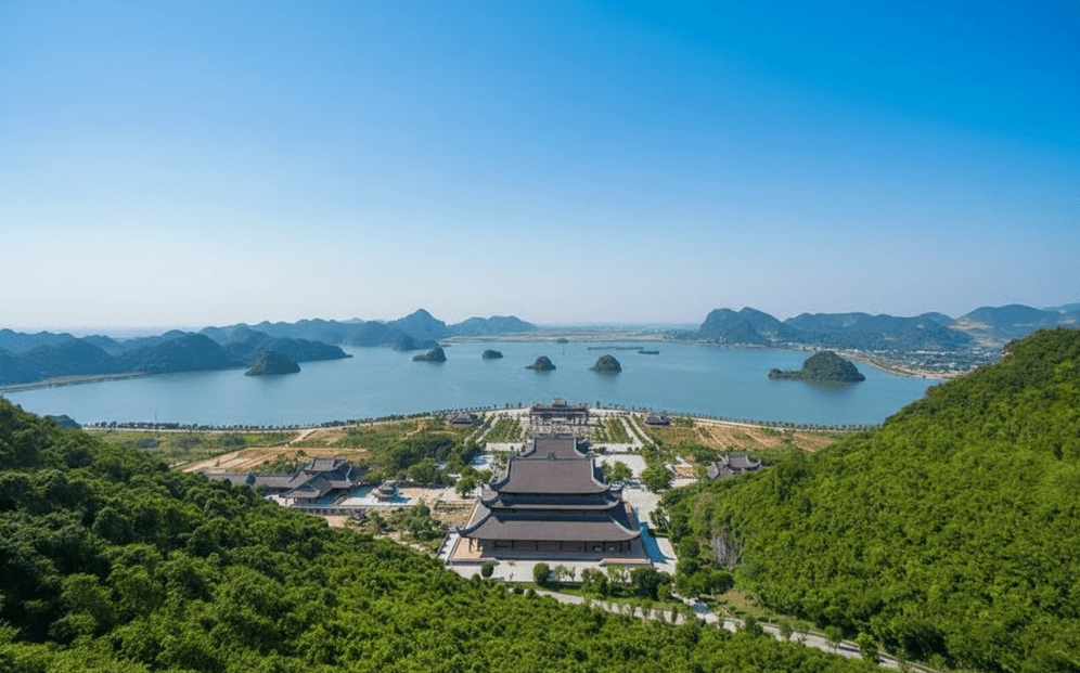 Trước là mặt hồ, sau lưng tựa núi, Chùa Tam Chúc hiện lên như một bức tranh sơn thủy hữu tình