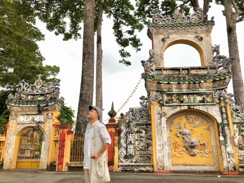 Từ bên ngoài Chùa Hội Khánh hiện lên với vẻ đẹp thanh tịnh và linh thiêng