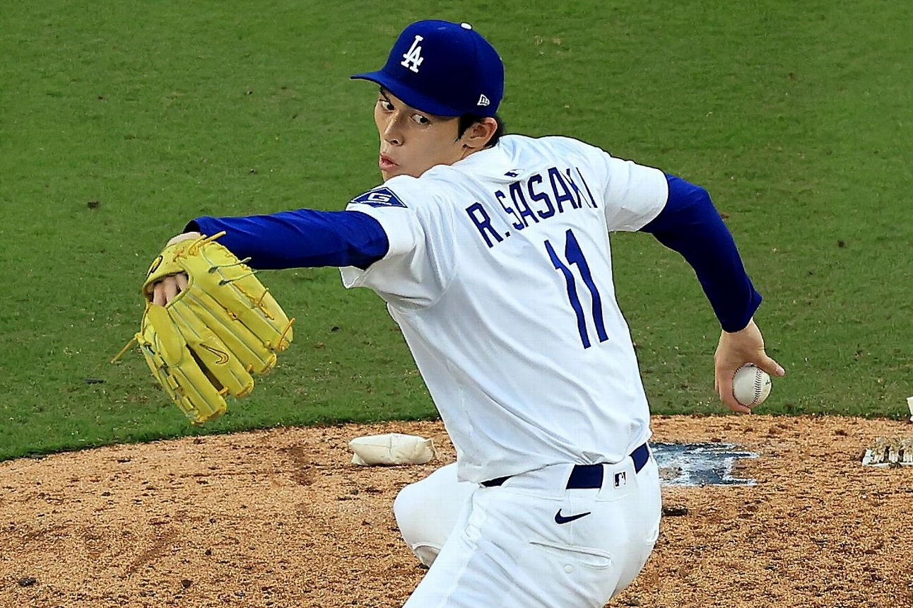 Tư thế chuẩn bị ném bóng đầy căng thẳng của Roki Sasaki trước các tay đập Milwaukee Brewers