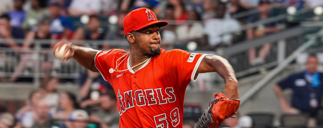 Tư thế sẵn sàng vung gậy đầy uy lực của tay đập bóng trong một trận đấu căng thẳng