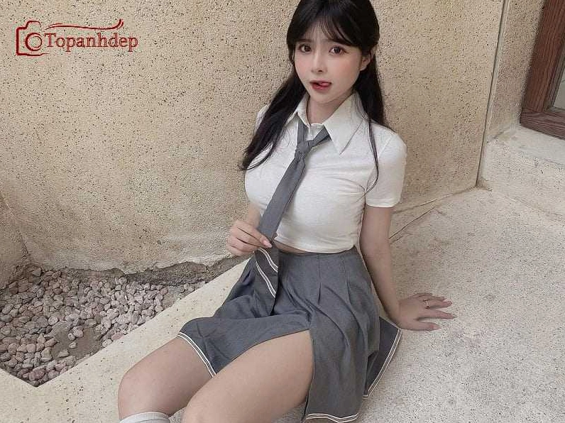 Tự tin khoe dáng vóc nuột nà qua lăng kính thời trang hiện đại với chân váy đen
