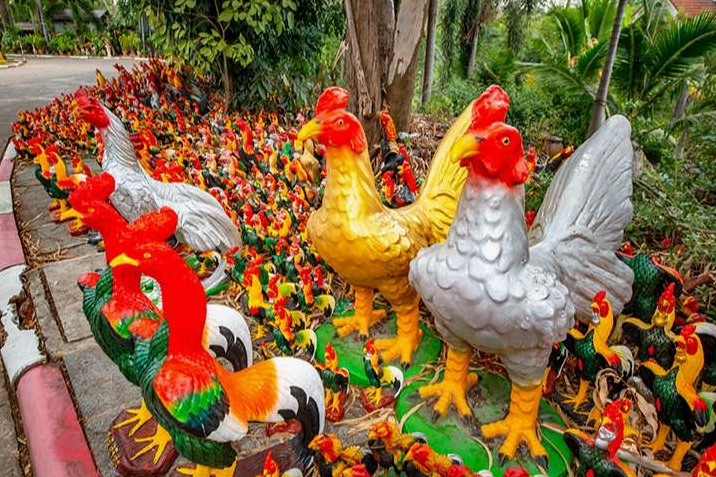 Tượng đài Vua Naresuan trang nghiêm với hàng nghìn bức tượng gà trống dâng lên ngài