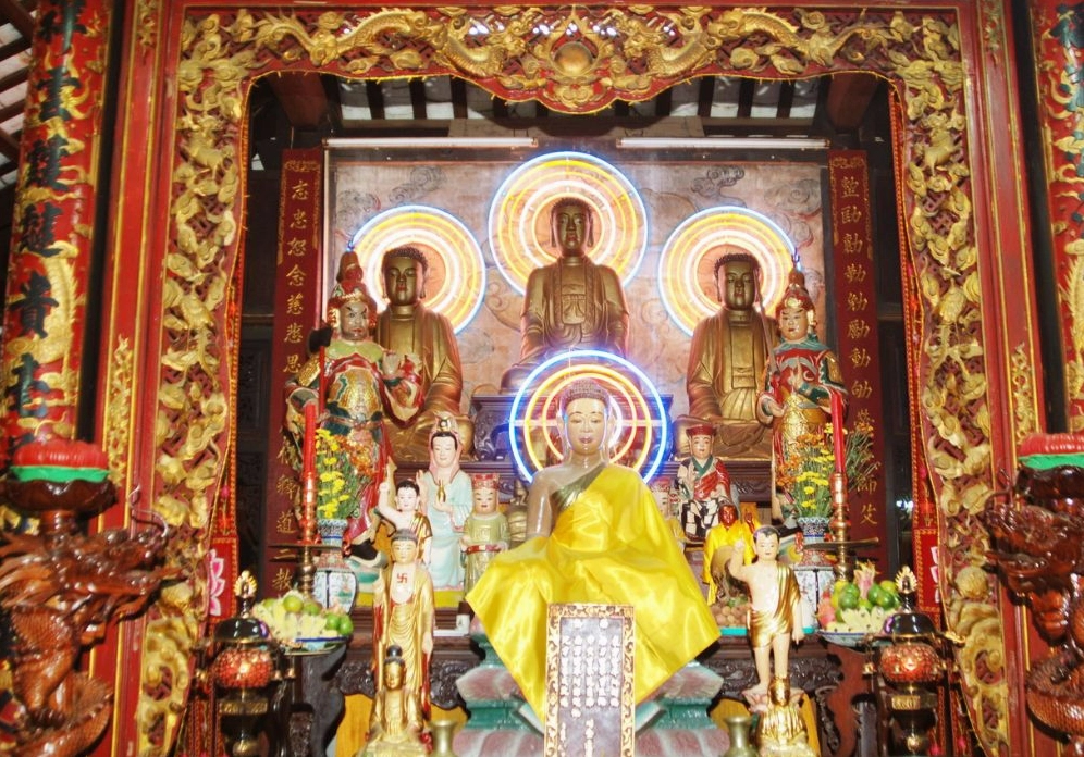 Tượng Đức Phật Thích Ca Mâu Ni và chư vị Bồ Tát được bài trí trang nghiêm tại không gian chính điện