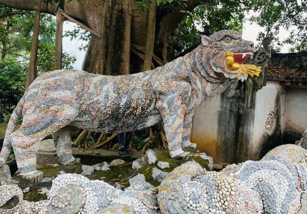 Tượng linh vật được chế tác công phu từ những khối đá tự nhiên