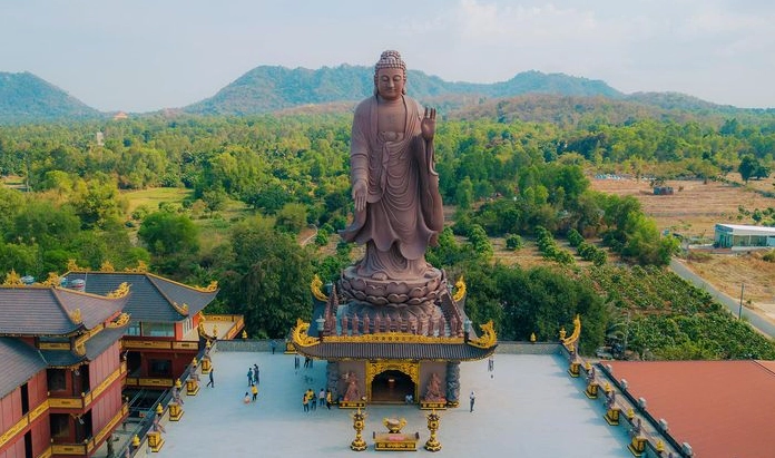 Tượng Phật A Di Đà uy nghi tĩnh tại tại chùa Kim Tiên