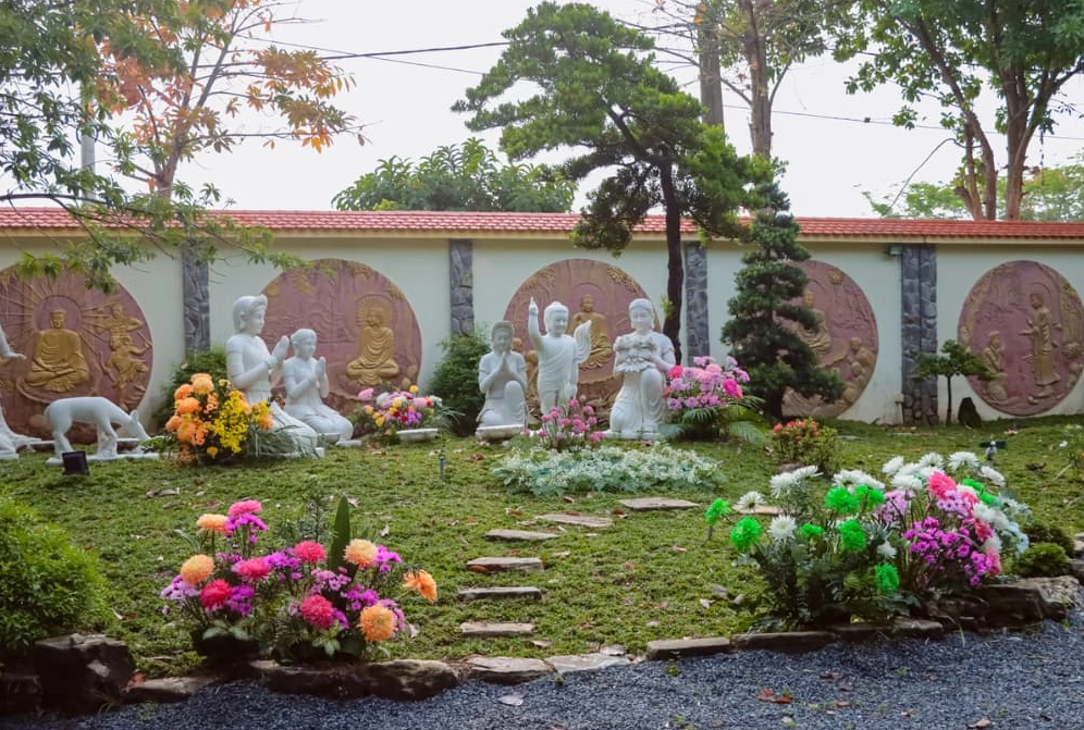 Tượng Phật Đản Sanh được an vị trang trọng tại khu vực sân vườn Chùa Từ Tân
