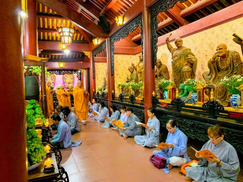 Tượng Phật hiền từ bi mẫn rủ lòng thương xót chúng sanh