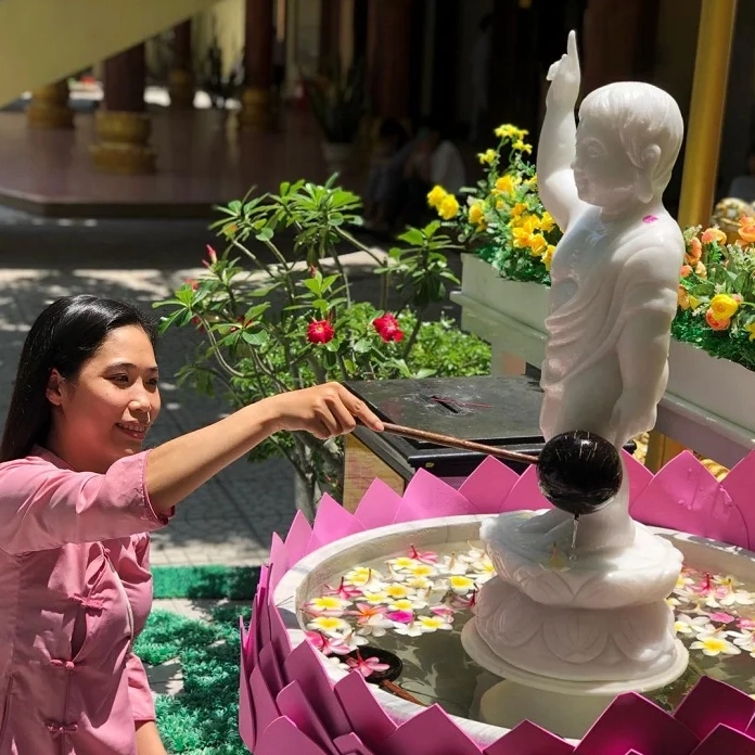 Tượng Phật hiền từ uy nghi giữa khuôn viên nhà chùa