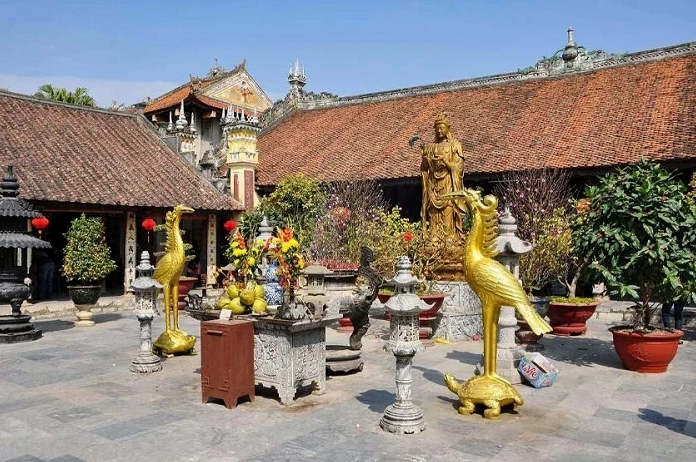 Tượng Phật trang nghiêm được thờ tự tại Chùa Dư Hàng Hải Phòng