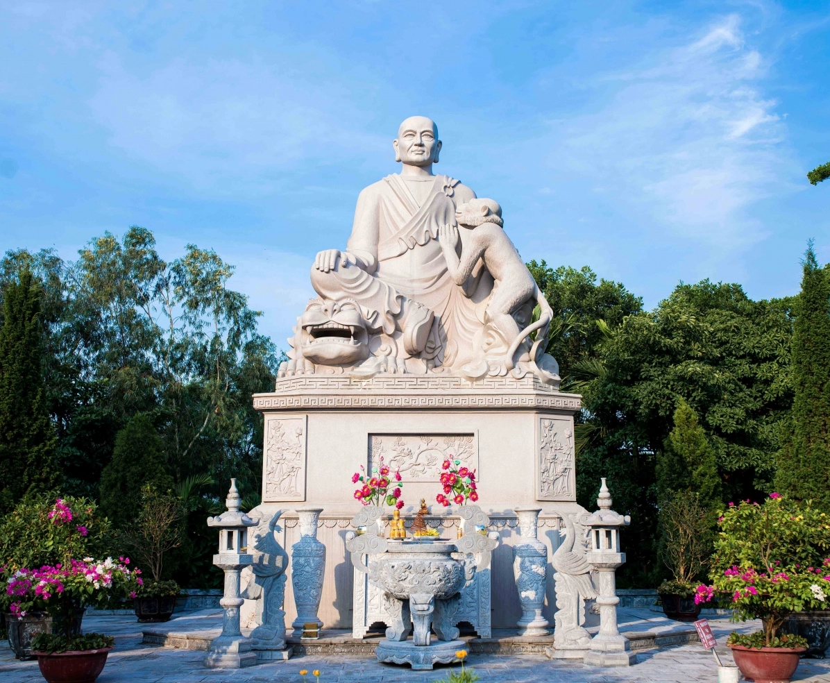 Tượng Thiền sư Vạn Hạnh trên núi Tiêu uy nghi hướng về kinh thành Thăng Long