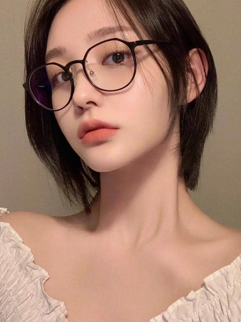 Tỷ tỷ xứ trung sở hữu mái tóc ngắn cá tính cùng nụ cười vô cùng dễ thương và ánh mắt long lanh đầy gợi cảm