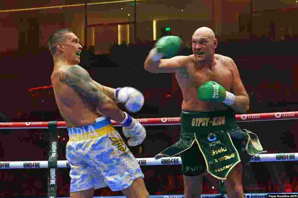Usyk né cú móc từ võ sĩ hạng nặng người Anh Tyson Fury trong trận đấu tháng 5 năm 2024