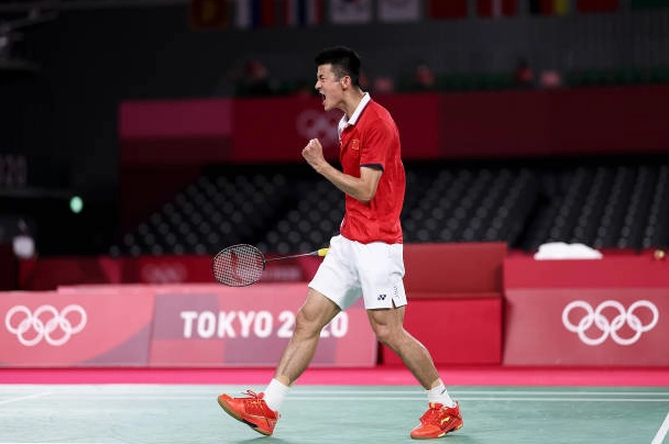 Vận động viên Chen Long tập trung thi đấu phòng ngự trước Chou Tien chen tại tứ kết Olympic Tokyo