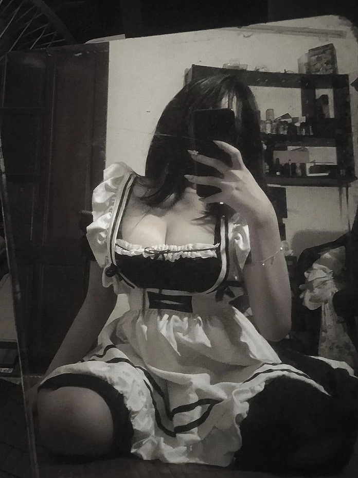 Vẻ đẹp bí ẩn lôi cuốn của hot girl diện đồ hầu gái giấu mặt