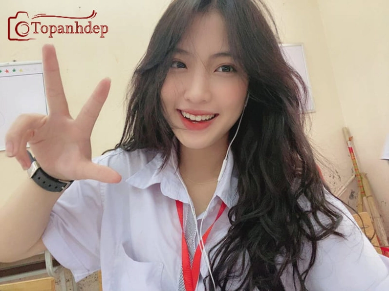 Vẻ đẹp duyên dáng ngọt ngào của thế hệ gen z khi diện váy đen xếp ly