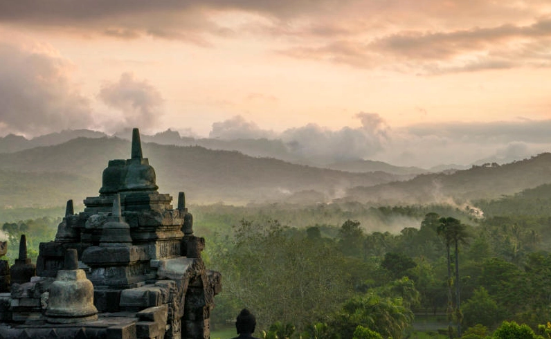 Vẻ đẹp huyền ảo của Đền Borobudur trong sương sớm lúc bình minh