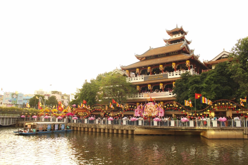 Vẻ đẹp lung linh của chùa Pháp Hoa khi màn đêm buông xuống