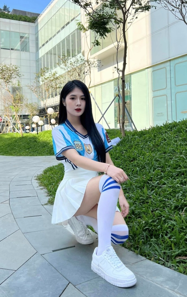 Vẻ đẹp ngọt ngào của cô gái trẻ khi hết mình cổ vũ cho đội tuyển Argentina