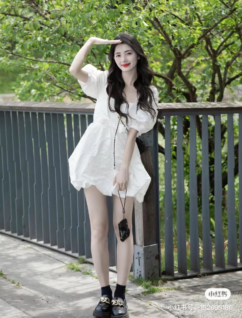 Vẻ đẹp ngọt ngào dễ thương của cô bạn trong thiết kế đầm trắng ngắn năng động