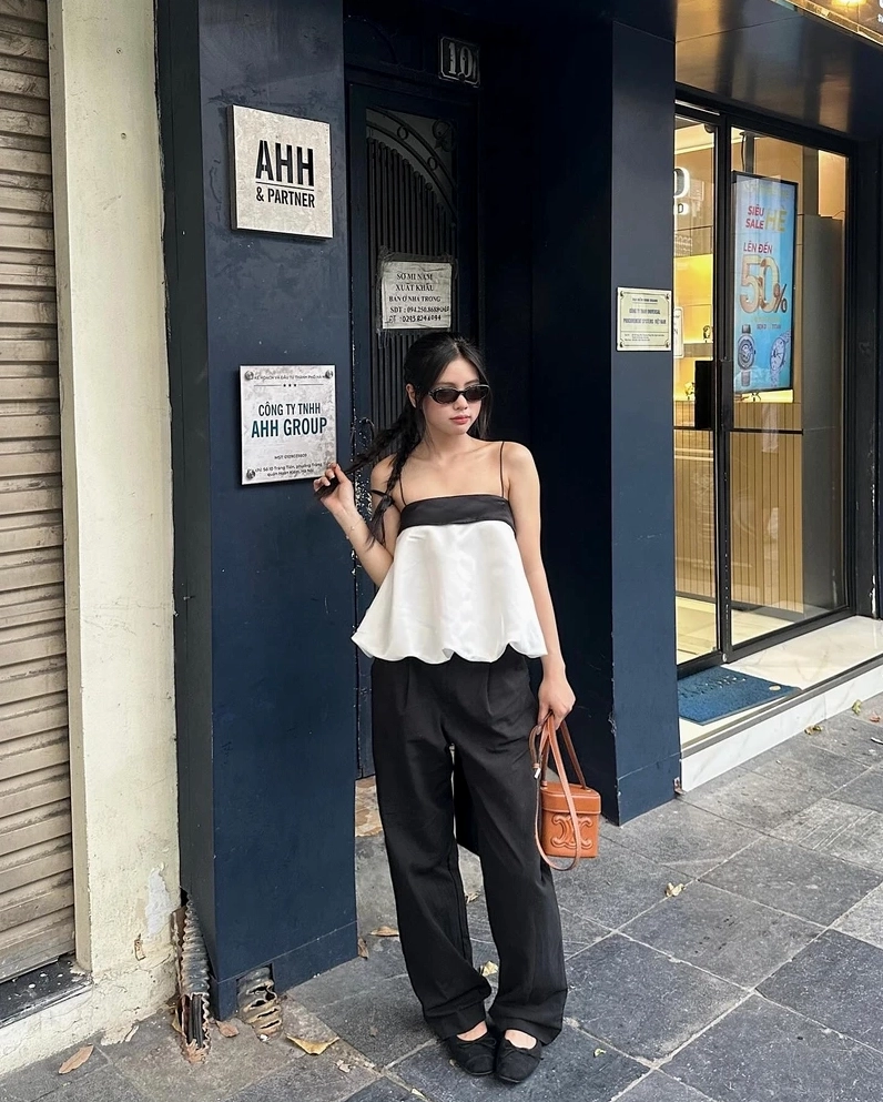 Vẻ đẹp sexy và gợi cảm tự nhiên của hot girl trong trang phục hai dây quyến rũ