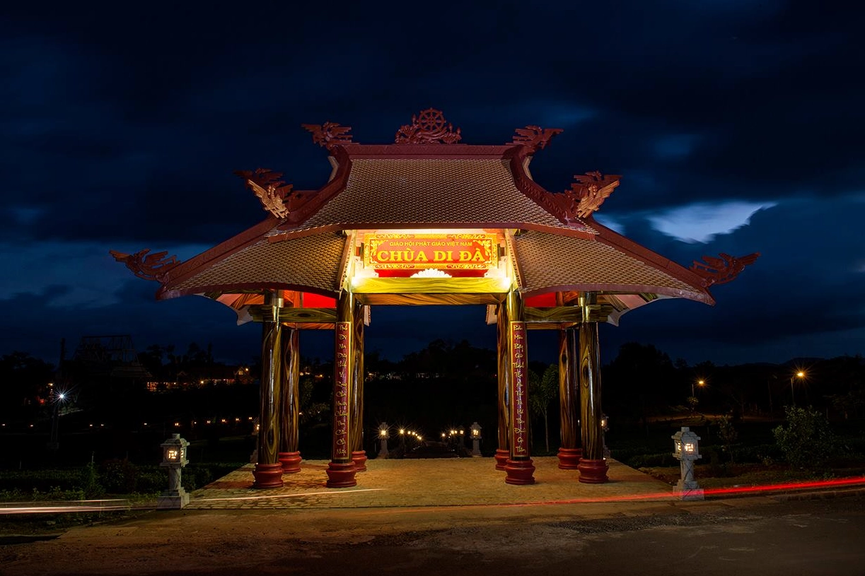 Vẻ đẹp tĩnh lặng uy nghiêm của cổng chùa khi màn đêm buông xuống