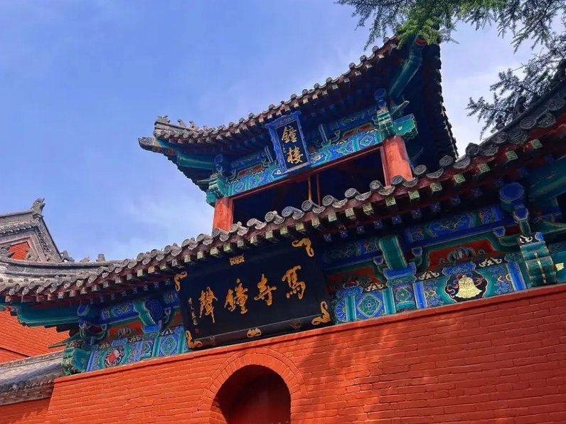 Vẻ đẹp trầm mặc của Bạch Mã tự dưới ánh nắng hiền hòa