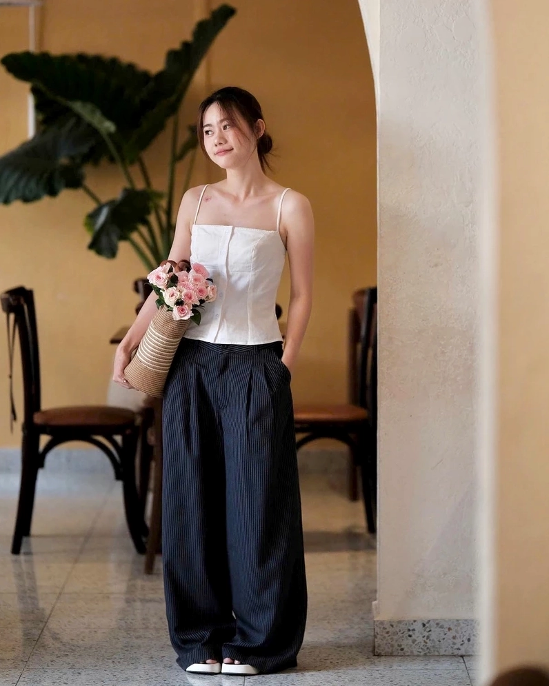 Vẻ đẹp tự nhiên đầy sức sống của cô gái mặc áo hai dây trong một ngày nắng đẹp