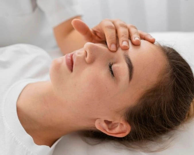 Vị trí huyệt nhân trung nằm ở khe rãnh phía trên bờ môi