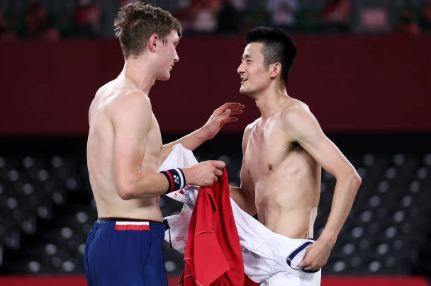 Viktor Axelsen ăn mừng chiến thắng trước Chen Long ở trận chung kết mang tính chuyển giao thế hệ