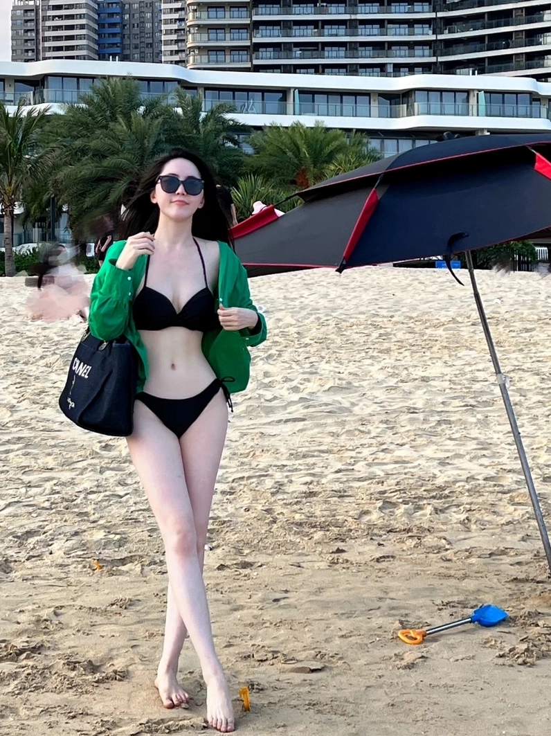 Vóc dáng thon gọn vạn người khao khát của hot girl diện bikini