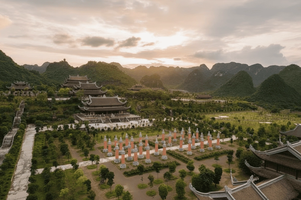 Vườn Cột Kinh được chạm khắc từ đá nguyên khối cao 13,5m, góp phần tạo nên vẻ trang nghiêm và ấn tượng cho quần thể chùa