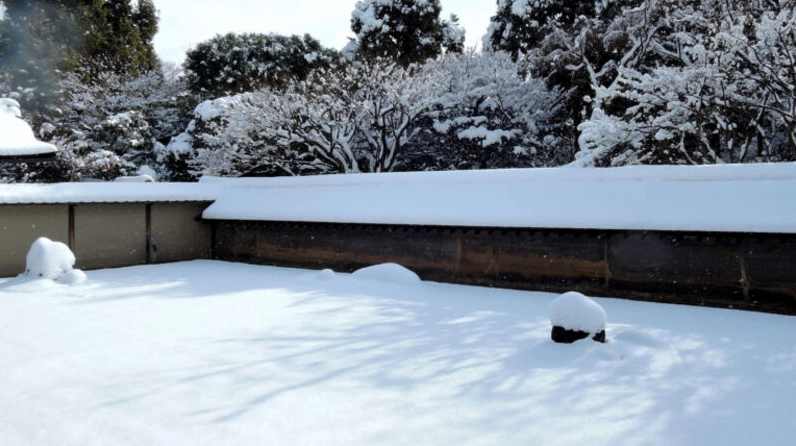 Vườn đá thiền định Karesansui nổi tiếng thế giới tại khuôn viên chùa Ryoanji