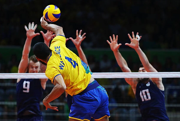 Wallace de Souza của Brazil đập bóng sấm sét trong trận tranh huy chương vàng