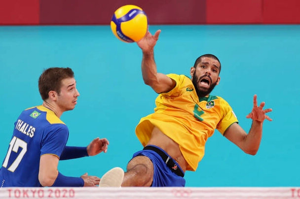 Wallace de Souza nỗ lực cứu bóng trong trận bán kết