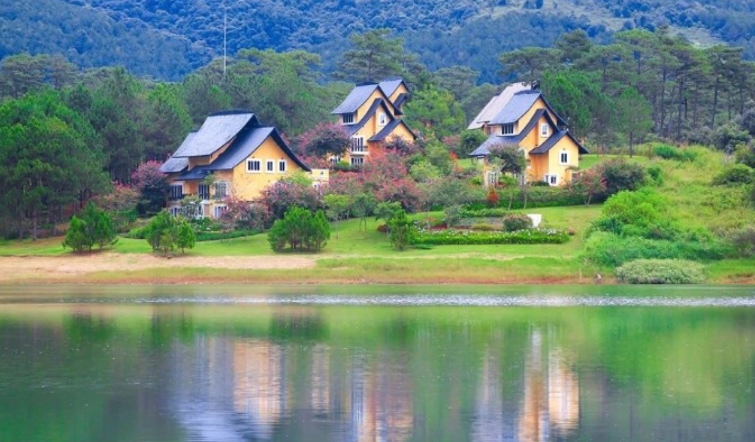 Wallpaper thiên nhiên nhà trên đồi ven dòng sông thơ mộng
